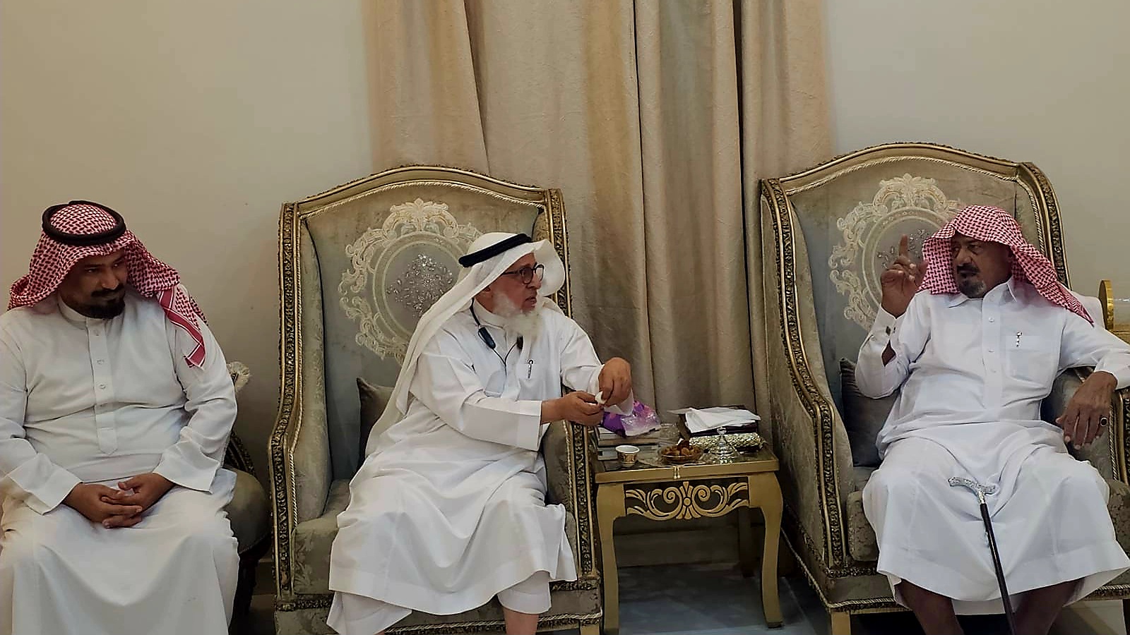 زيارة وفاء وتقدير.. مكتب متقاعدي أبوعريش يحلّ ضيفًا على الشيخ ضيف الله دراج في حاكمة