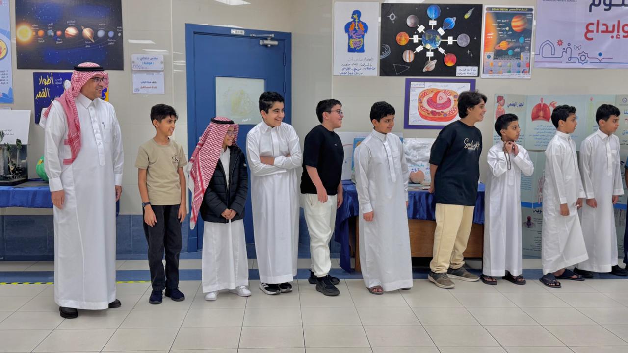 مدير عام تعليم الطائف يزور مدارس الأندلس 