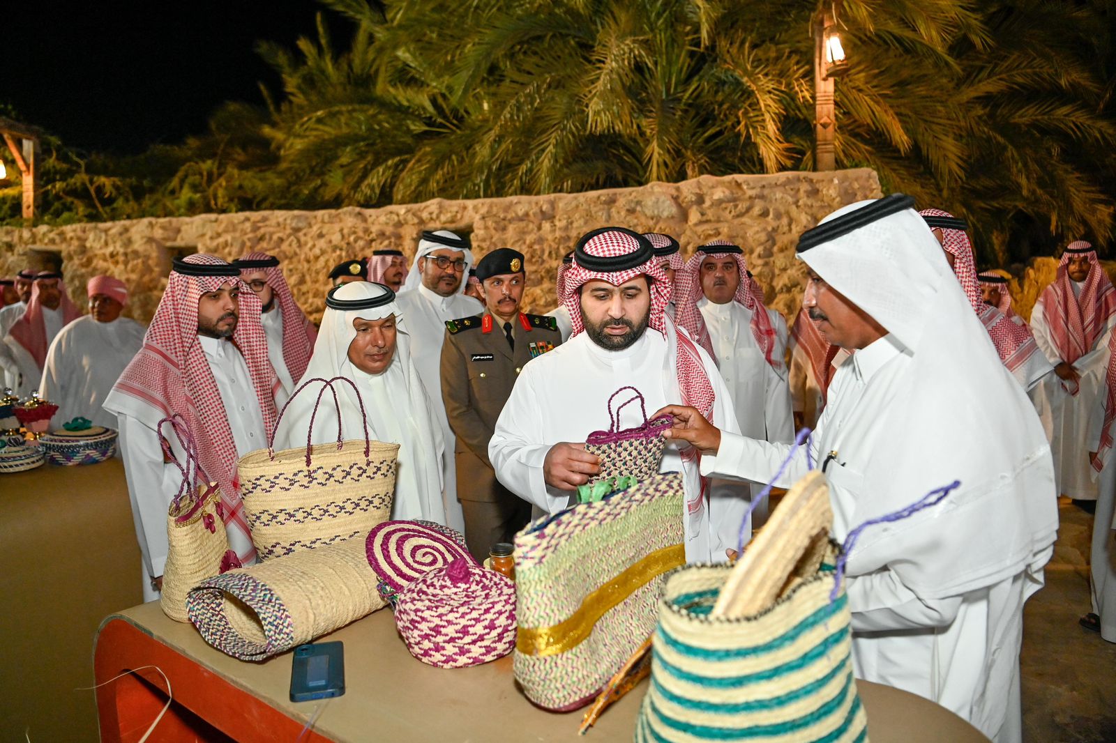 أمير منطقة جازان يزور معرض “الحريد واللؤلؤ”