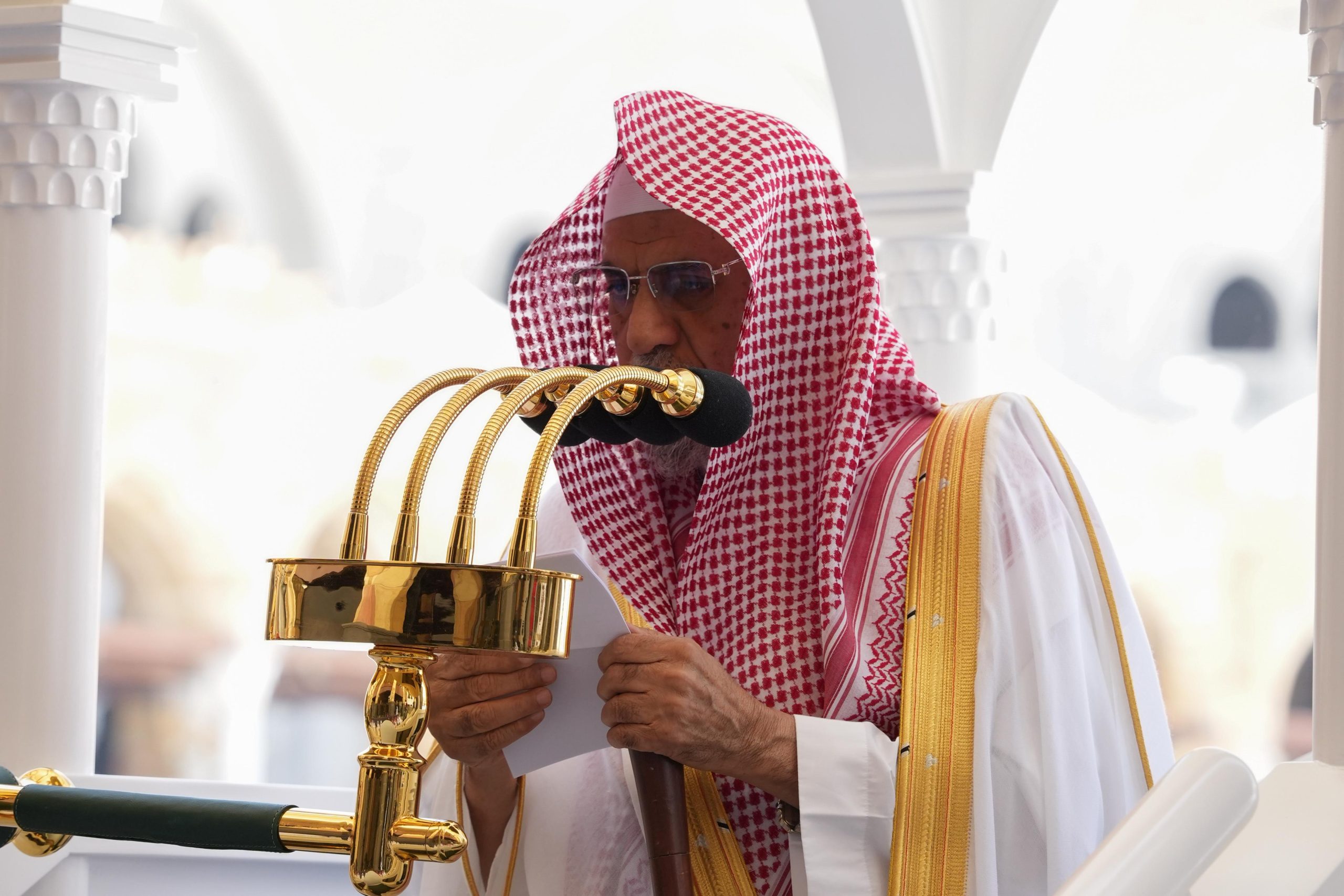 معالي الشيخ الدكتور صالح بن حميد يؤم المصلين لصلاة الجمعة بالمسجد الحرام