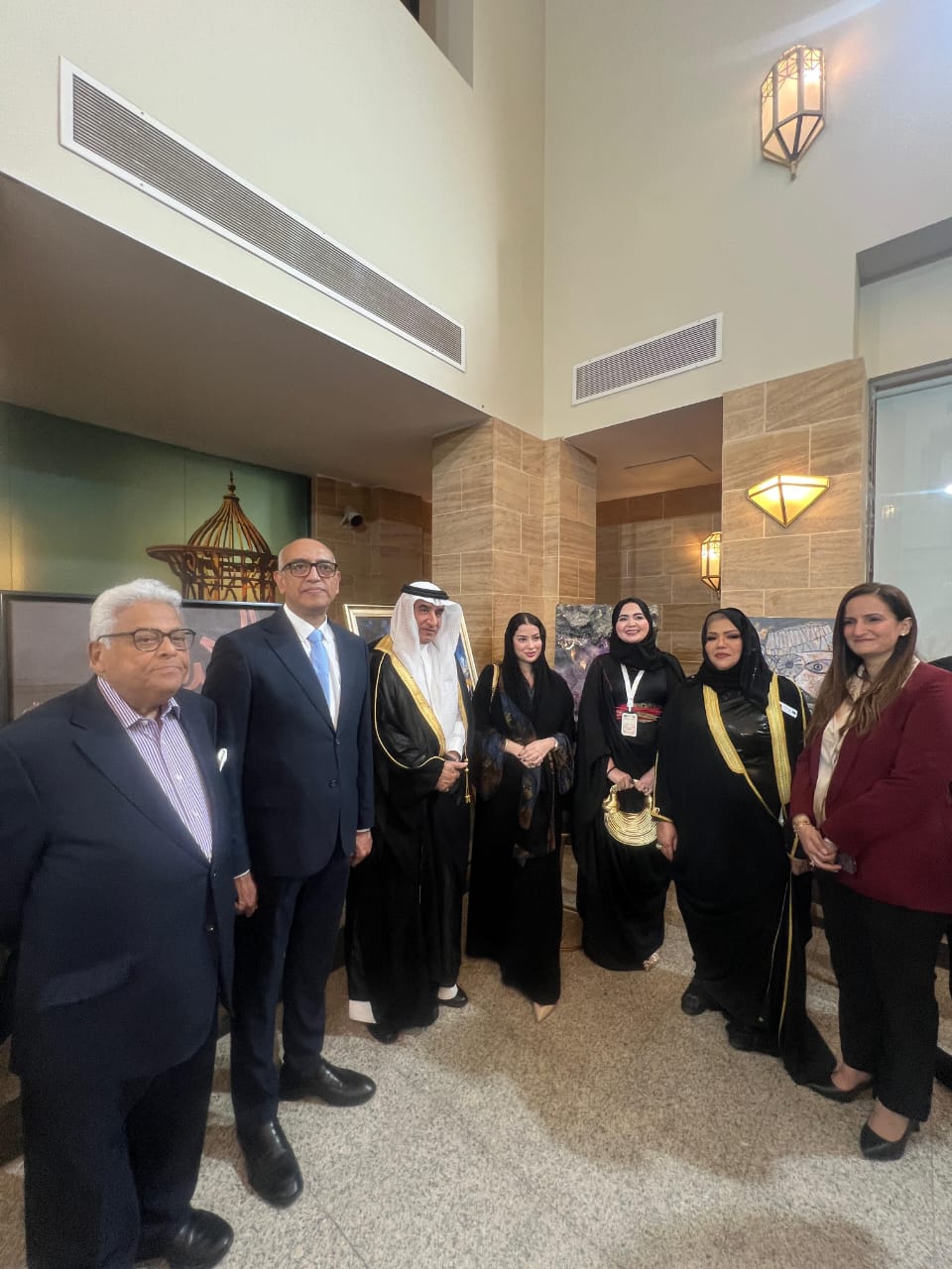 القنصل العام لجمهورية مصر العربية بجدة يفتتح معرض جسور الفن السعودي المصري 