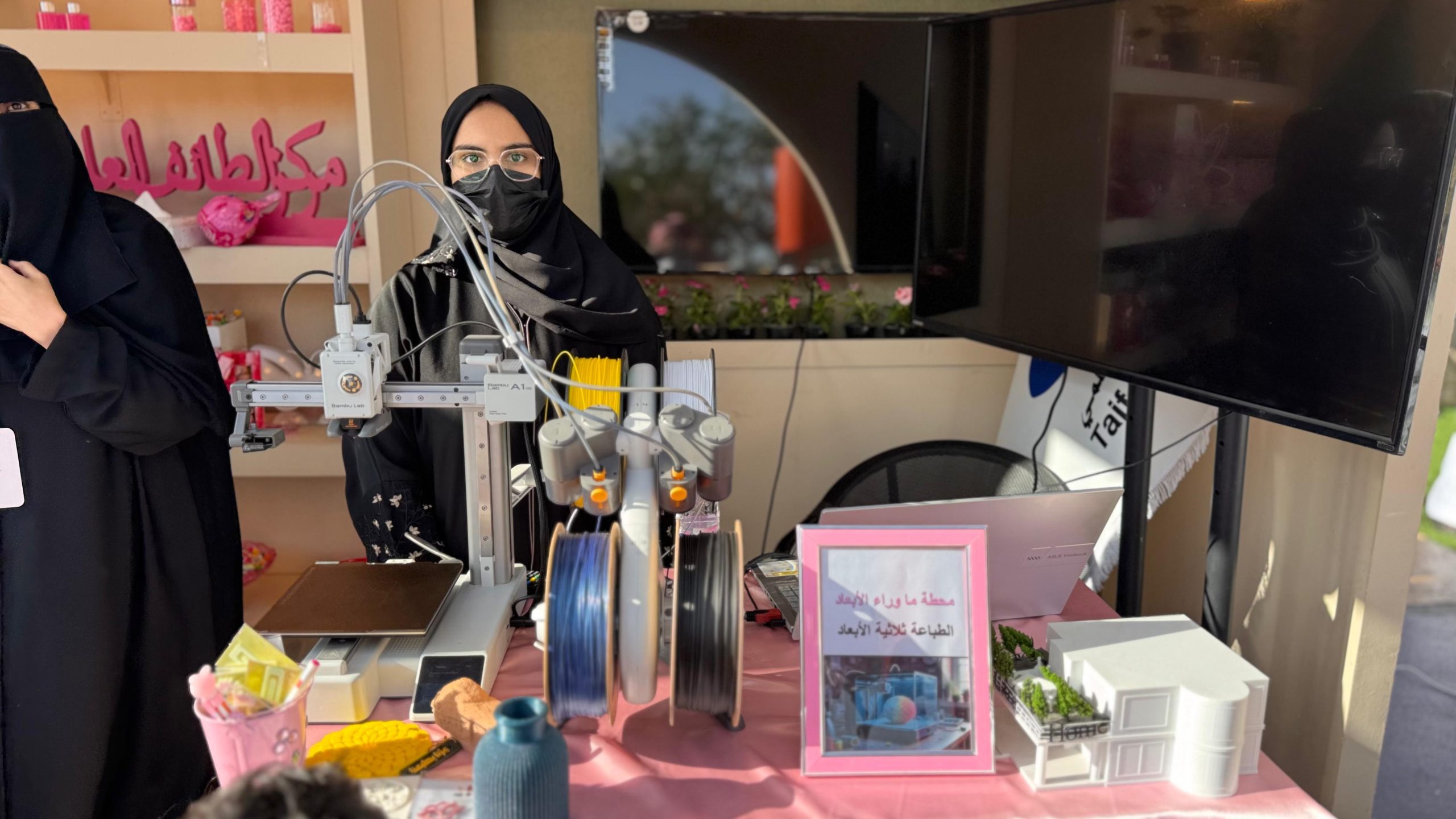 طلبة تعليم الطائف ينفذون تجربة تقطير الورد أمام الزوار ورسم الورد عن طريق الواقع الافتراضي 