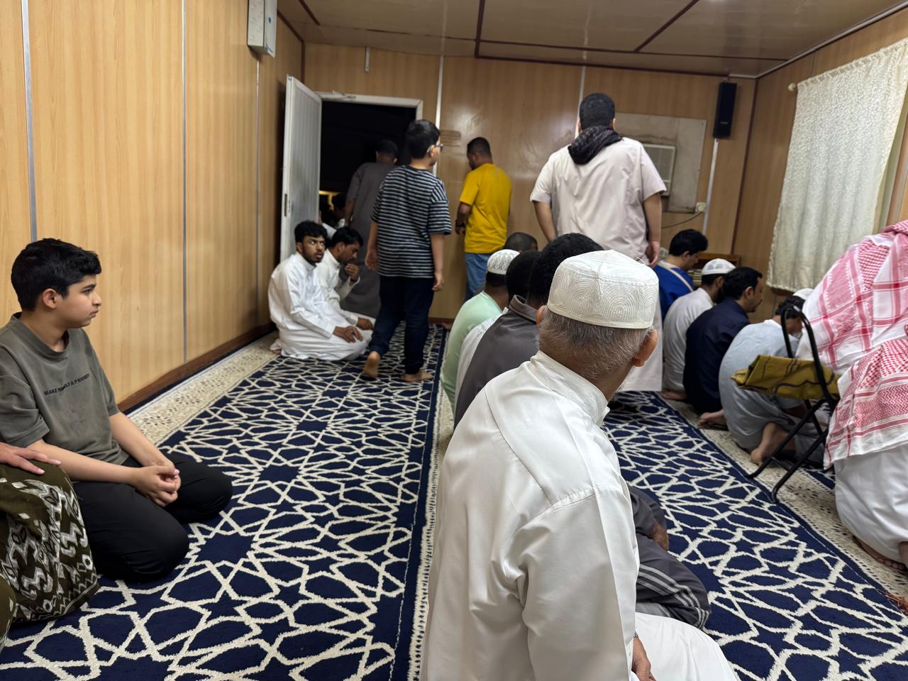 بين بركس ضيق وحرارة قاسية.. أين مسجد حي النوارية