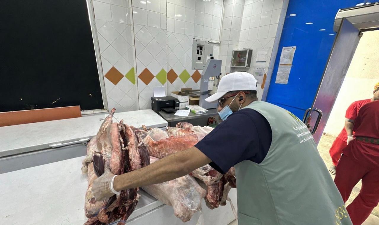 ‏حملات رقابية مكثفة ببيئة مكة تضبط أكثر من 1000 كجم من اللحوم الغير صالحة للاستهلاك الآدمي