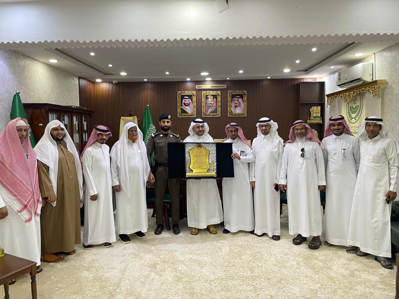 اللغبي يرأس اجتماعاً تنموياً ويكرم الذروي في قوز الجعافرة