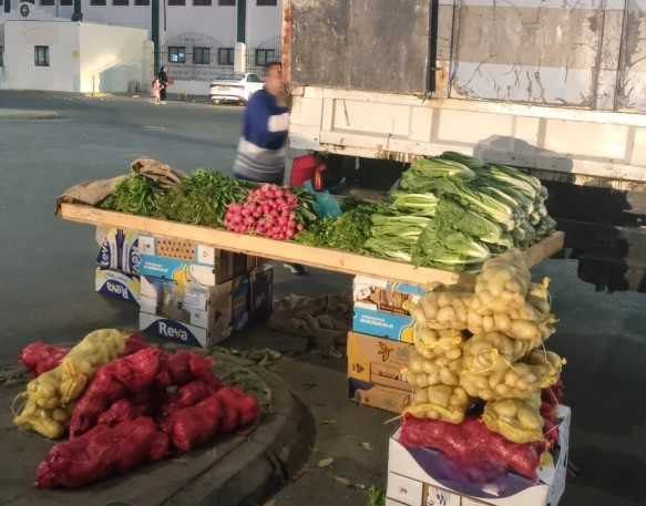 أمانة جدة تضبط 2.8 كجم خضروات وتُصادر بسطات مخالفة بنطاق العزيزية