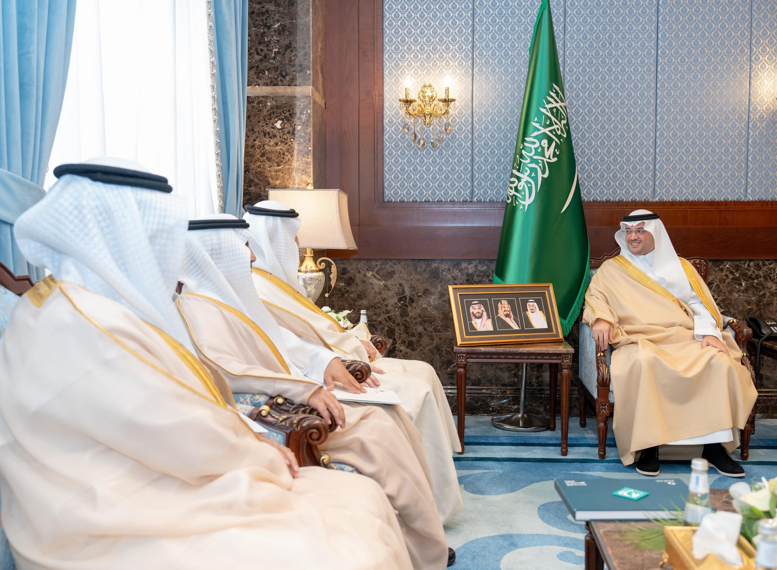 سمو محافظ الأحساء يطّلع على التقرير السنوي لغرفة الأحساء 2025م