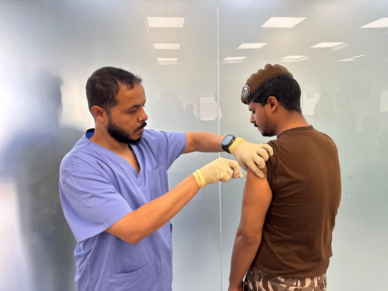 مجمع الملك عبدالله الطبي بجدة ينفذ حملة تطعيم لـ200 من منسوبي القوة الخاصة للأمن البيئي