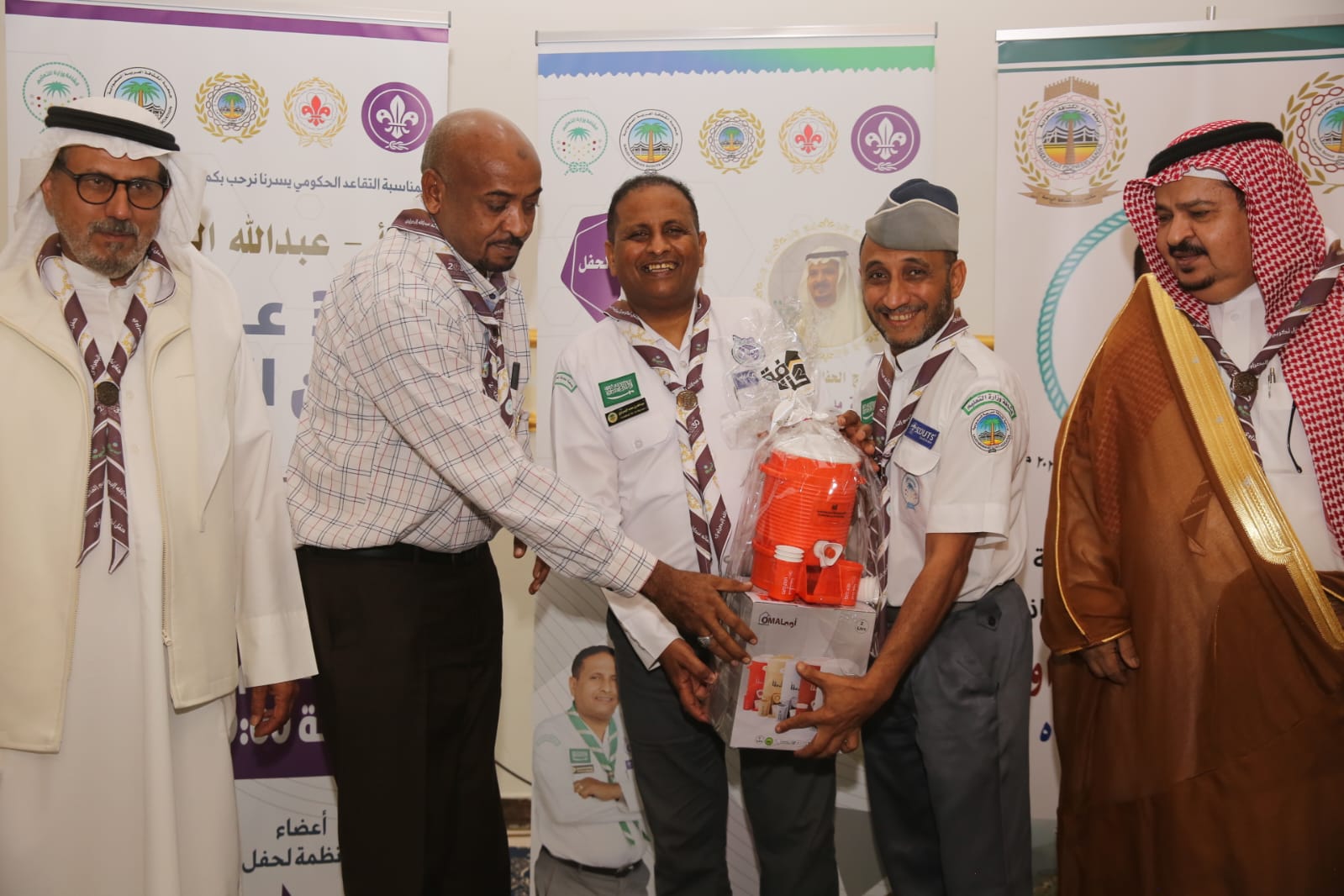 القائد الكشفي تركي قائد يسلم درع كشافة شباب مكة للبصراوي بالليث
