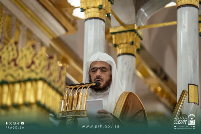 الثبيتي يؤم المصلين لصلاة الجمعة من المسجد النبوي