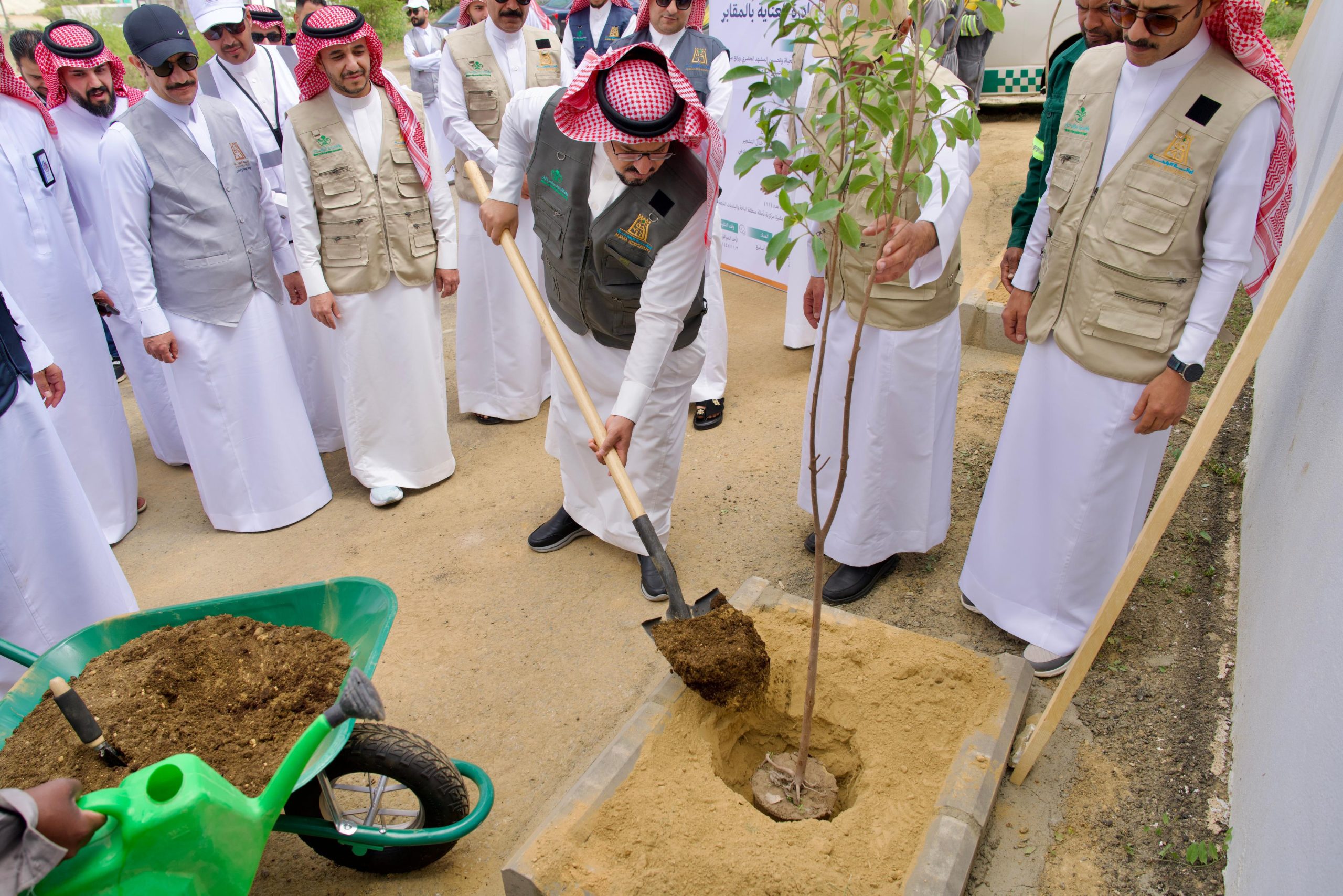 أمين منطقة الباحة الدكتور علي بن محمد السواط  يفتتح مبادرة إكرام وصون المقابر وتحسين بيئتها
