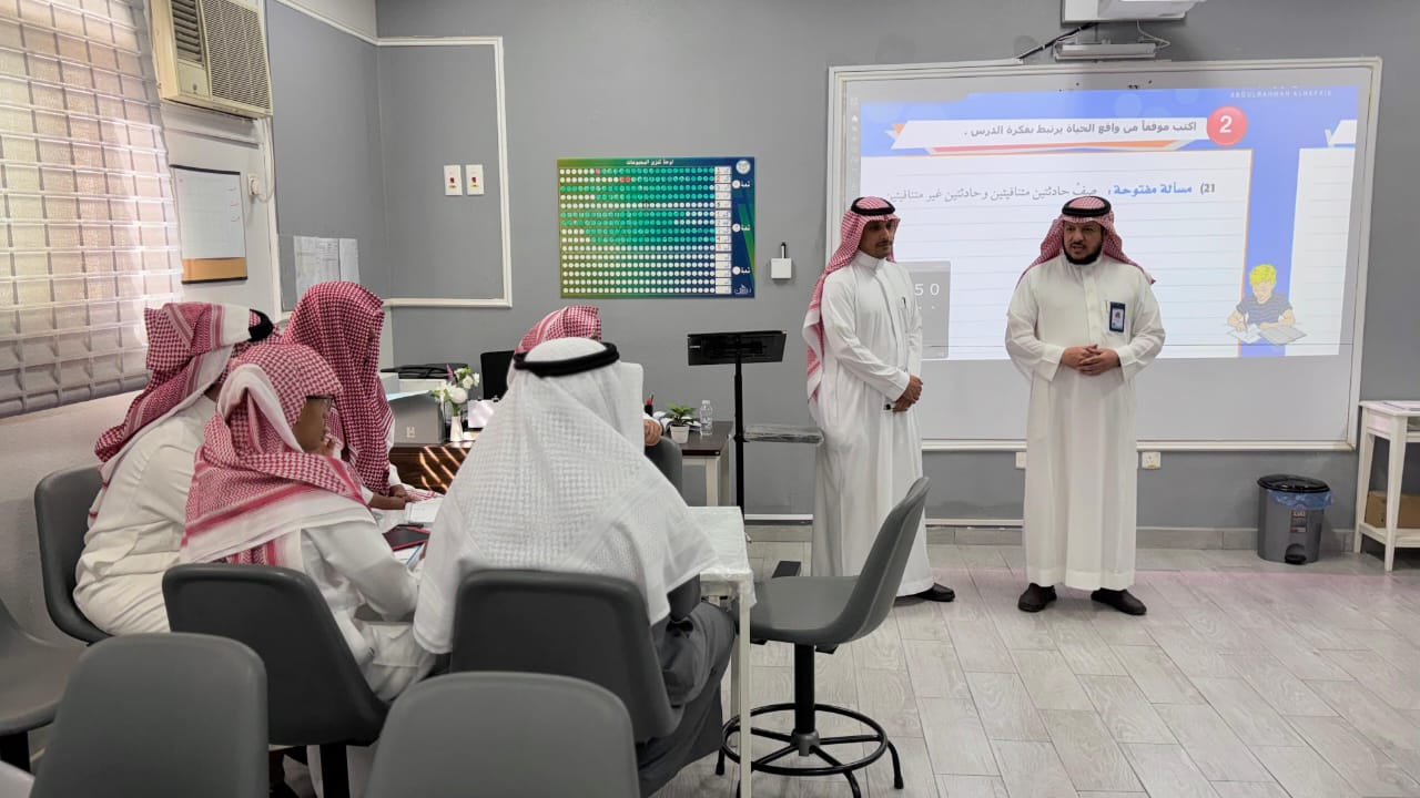 المساعد للشؤون التعليمية يزور ثانوية الفيصل 