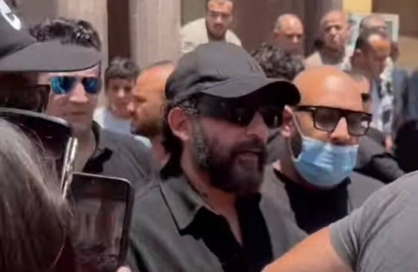 أحمد حلمي يؤم المصلين في صلاة الجنازة على والدته شُيّع جثمان والدة الفنان المصري أحمد حلمي، اليوم، من مسجد ناصر بمدينة بنها بمحافظة القليوبية، عقب أداء صلاة الجنازة.