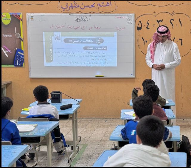 ضمن الزيارات الميدانية لمدير عام تعليم الطائف يقوم بزور مدرسة ابتدائية عبدالله بن عباس  ويشيد بالجهود المبذولة 