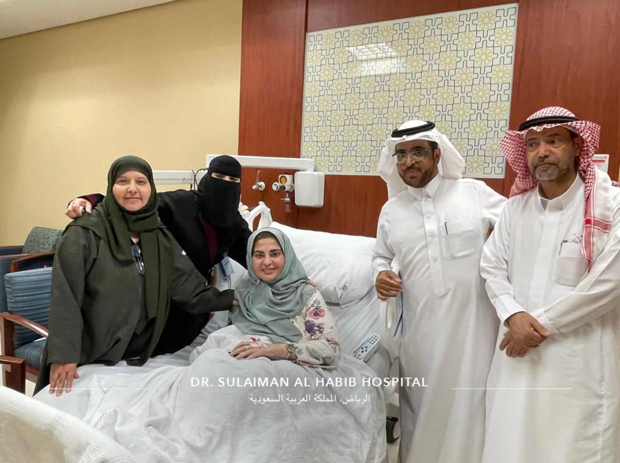 أعضاء نادي ملتقى المبدعين الثقافي يزورون الدكتورة لينا بن طالب الحربي للاطمئنان على صحتها