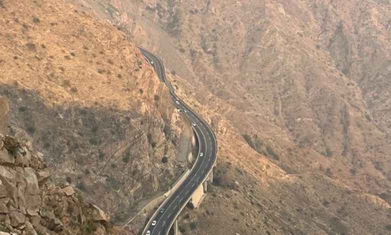 باستثمارات (19) مليار ريال.. انطلاق مشروع “طريق عسير – جازان” الجديد لتعزيز الربط الاستراتيجي بين المنطقتين
