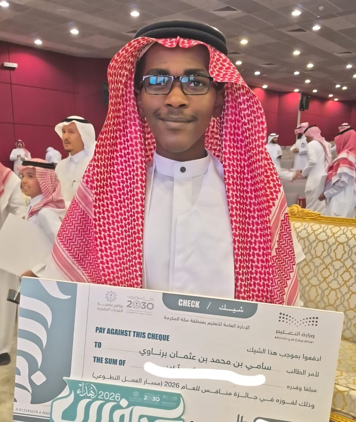 وكيل أمارة منطقة مكة المكرمة يكرم الشاب سامي برناوي ضمن المكرمين في برنامج منافس. 