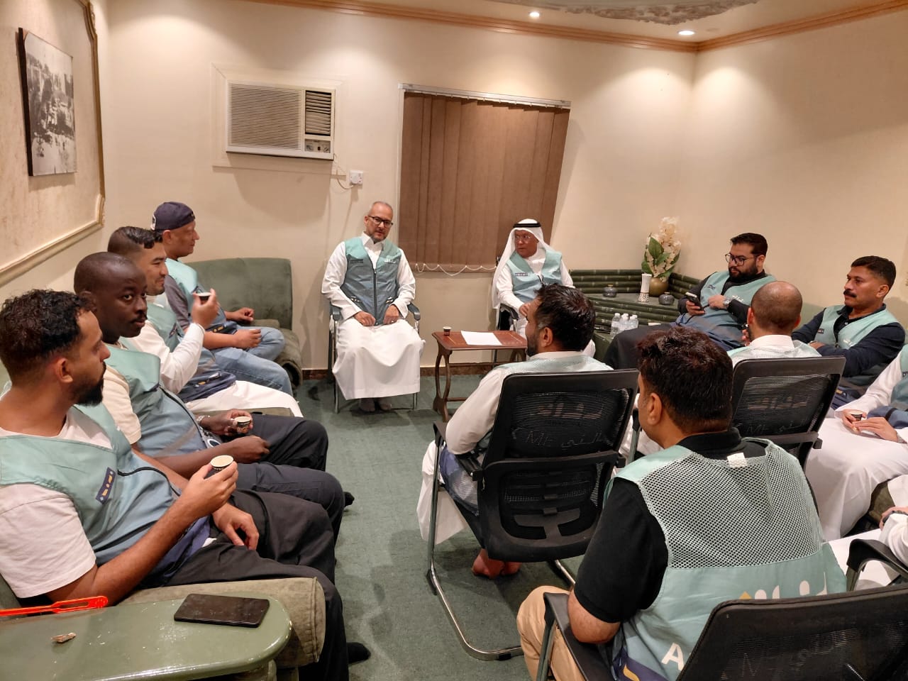 بهمة وعزيمةأبناء وطننا الحبيب : خدمة الحاج شرف وآمنة ومسؤولية   في ظل الخدمات والتسهيلات المقدمة لضيوف الرحمن 