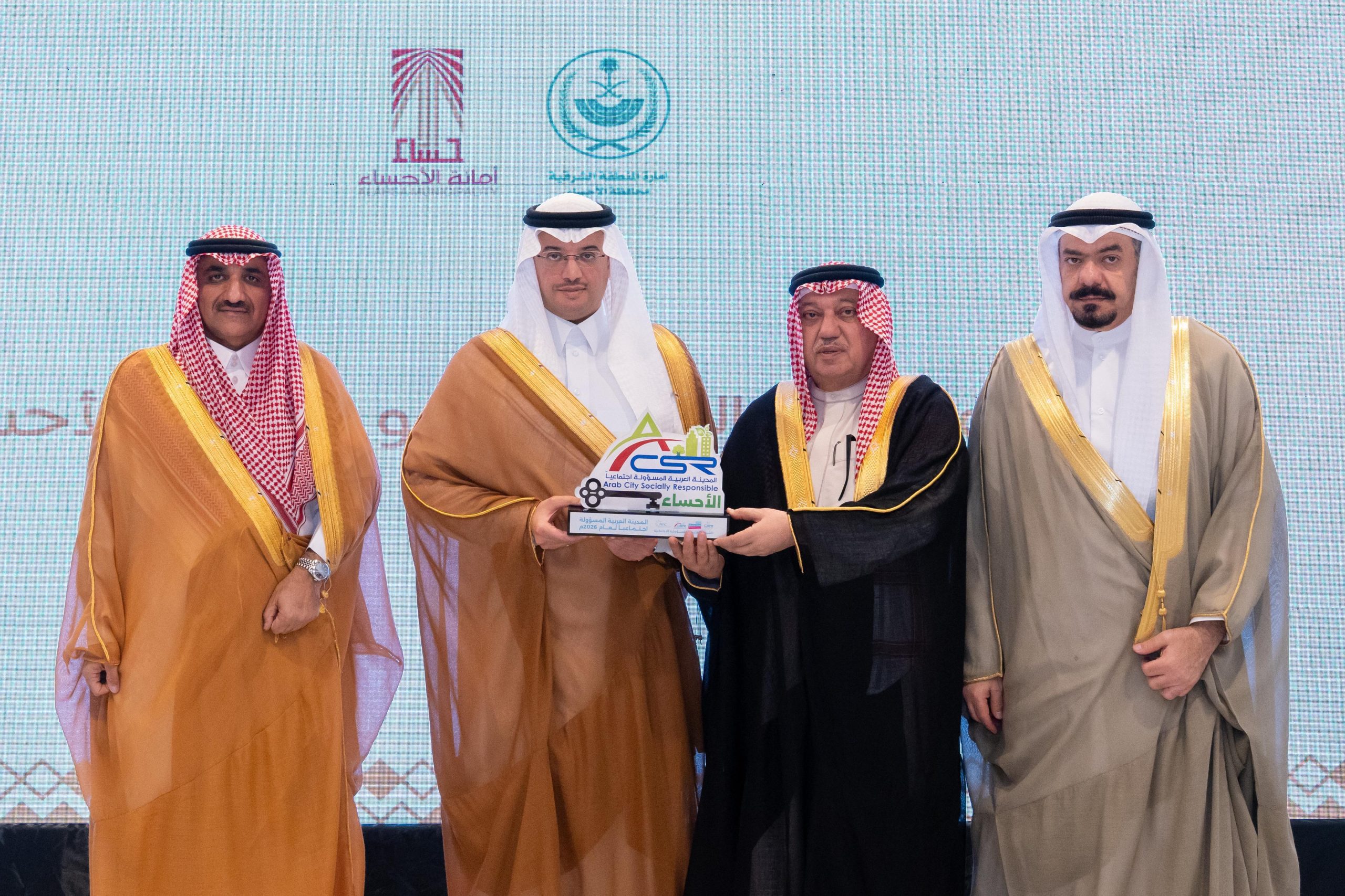 سمو محافظ الاحساء يتسلّم مفتاح المدينة العربية المسؤولة اجتماعيًا (2026 )
