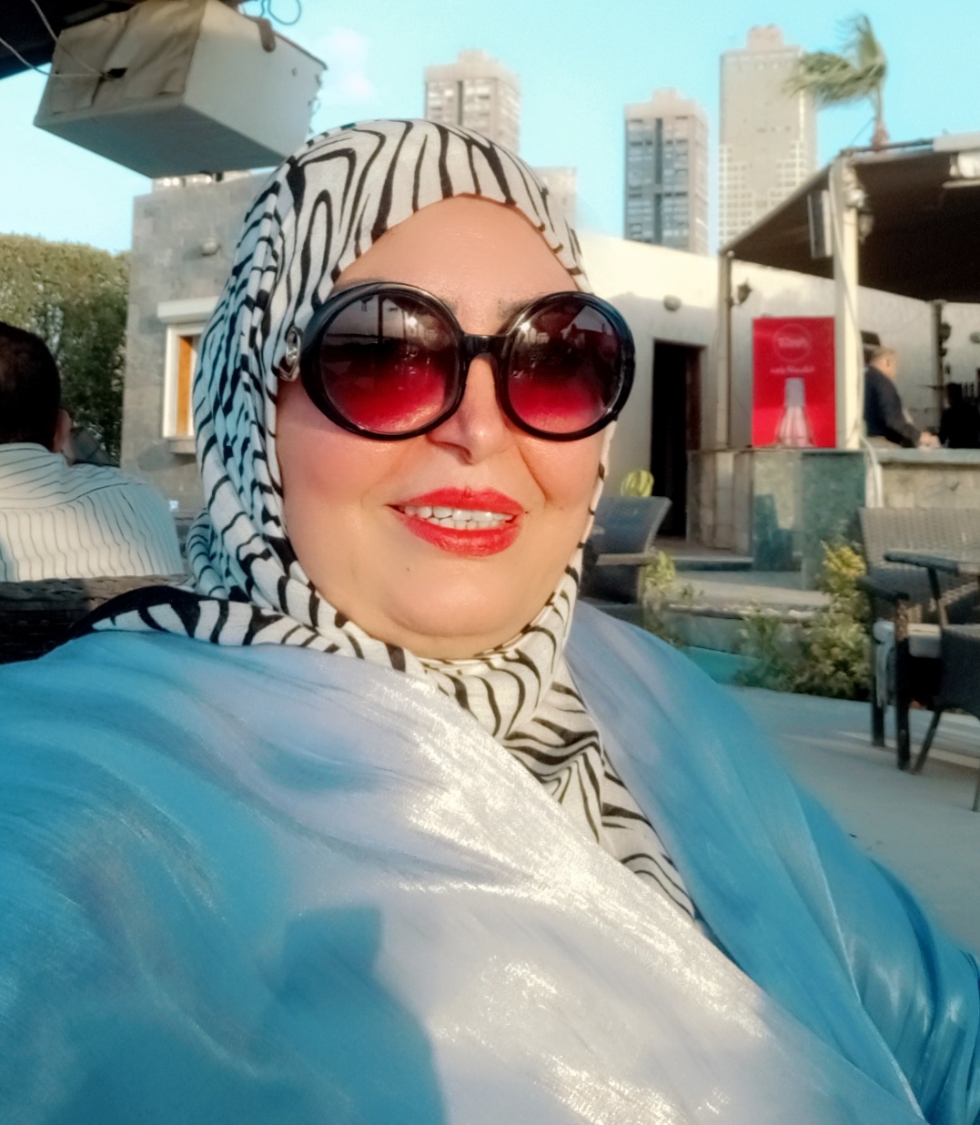 رجل وثلاث وجوه
