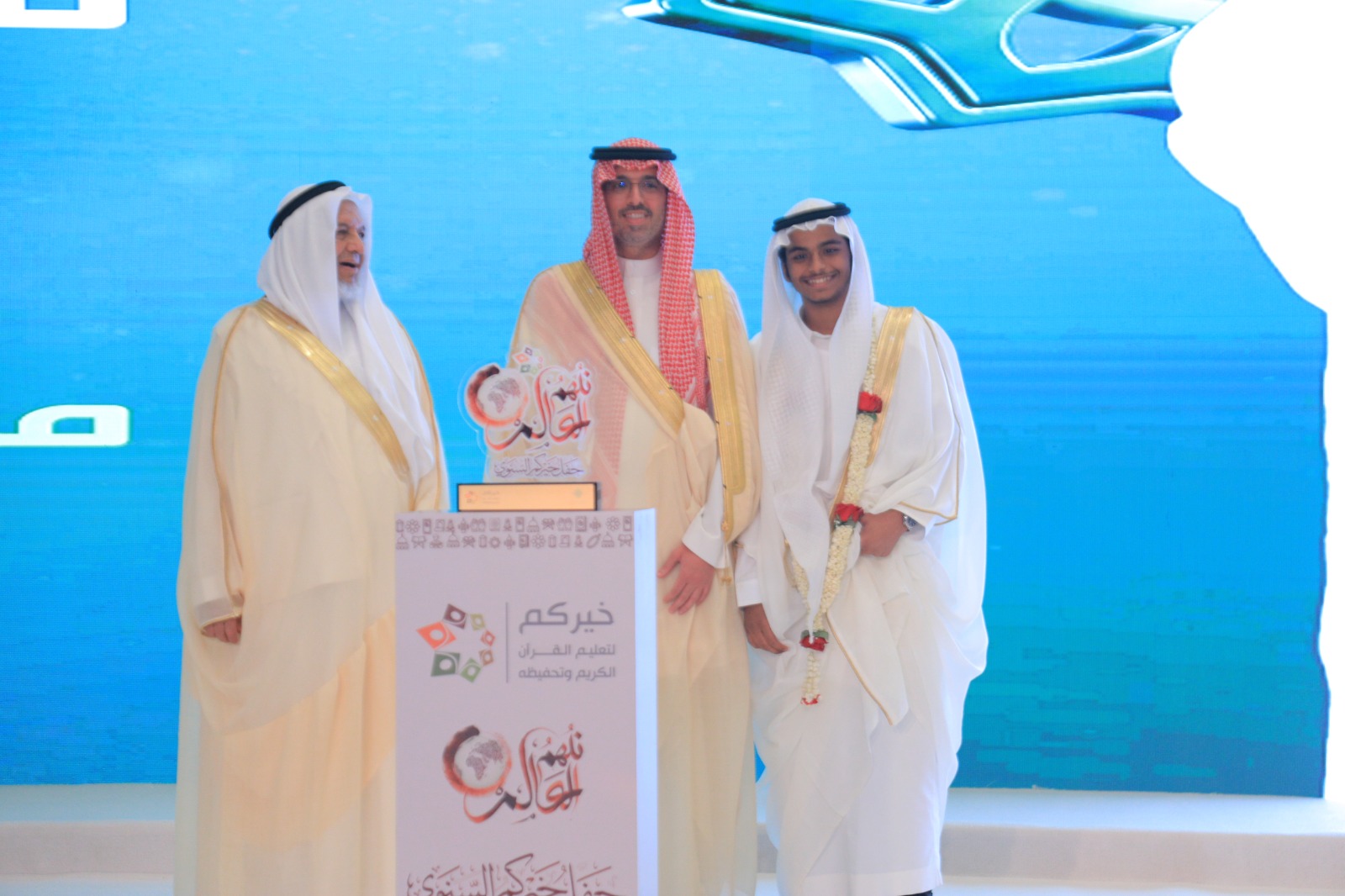 في حفل “خيركم” الذي رعاه نائب أمير منطقة مكة الأمير سعود بن جلوي يشرف حفل أكبر عدد لحفاظ القرآن في تاريخ المملكة