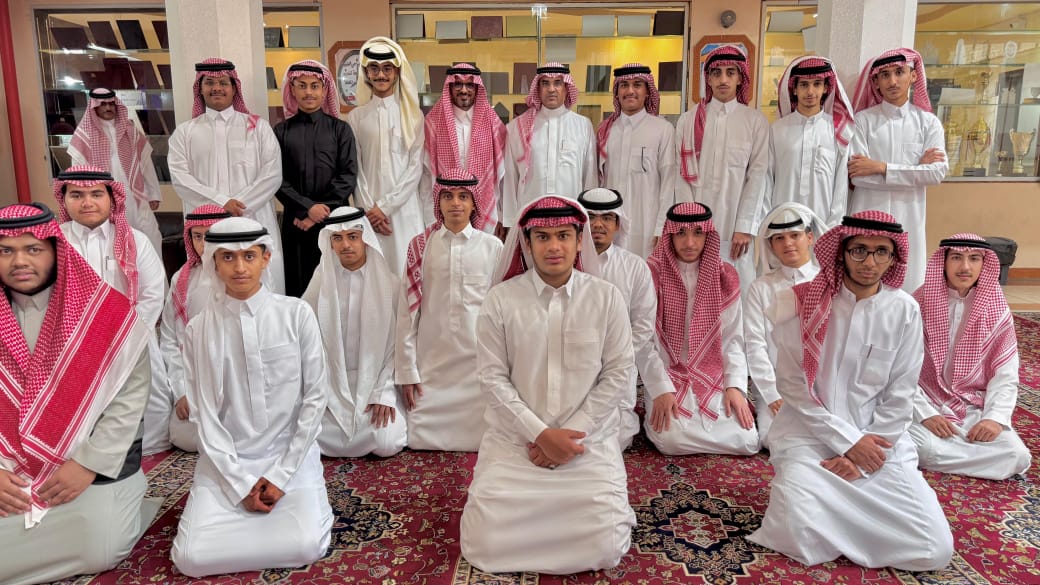 مدير تعليم الطائف يشهد مشاريع التخرج للطلاب ويشارك الطلاب يومهم الدراسي 