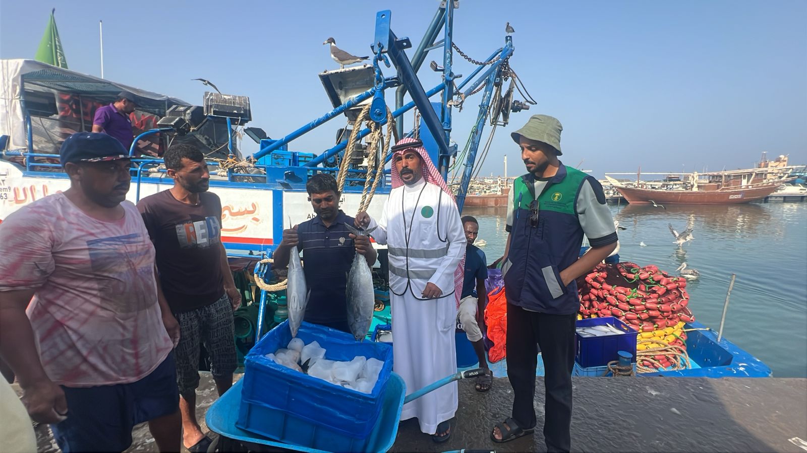 ‏بيئة القنفذة تنفذ جولات رقابية على مراكب الصيد تزامنًا مع بدء حظر صيد الروبيان