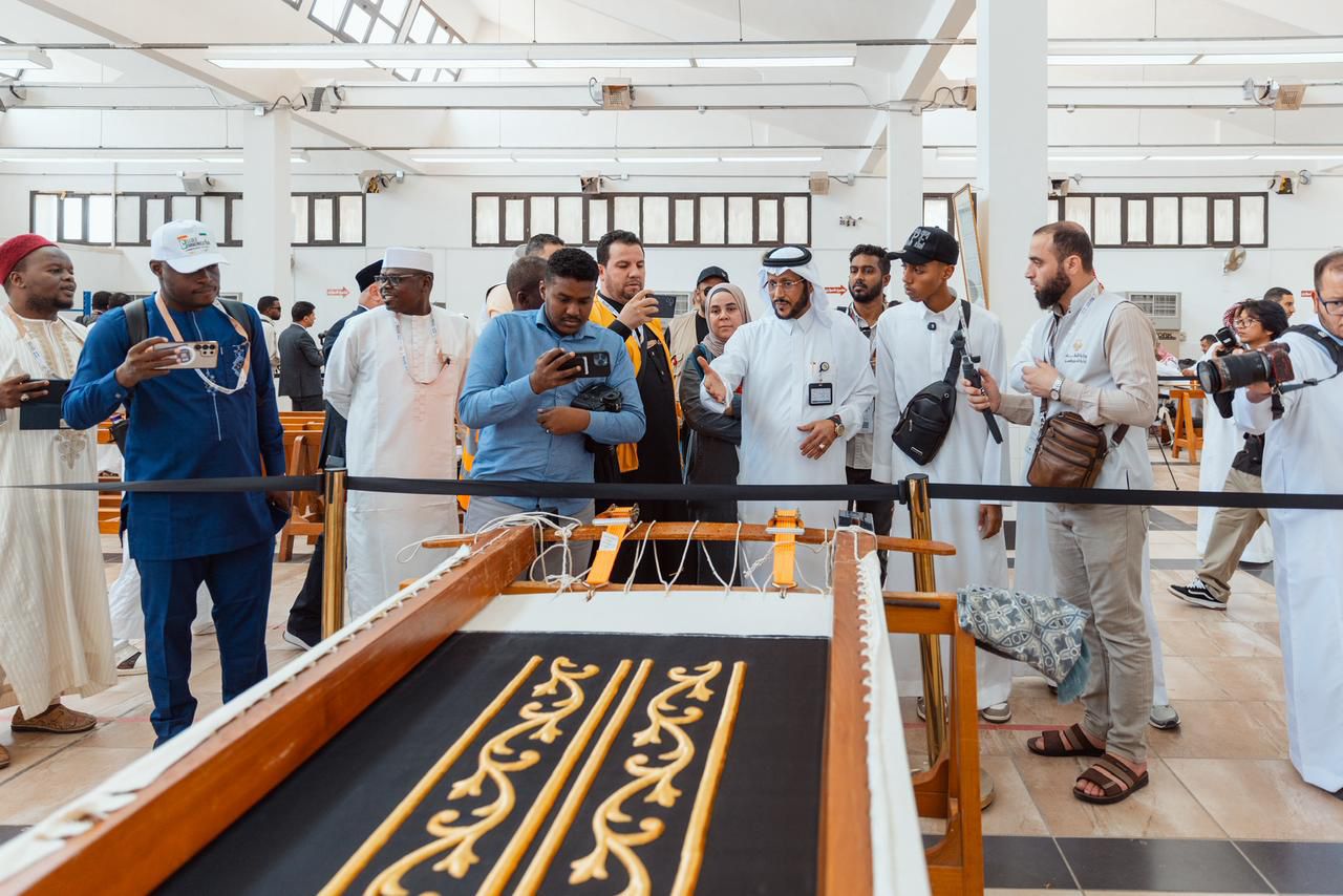 وفد إعلامي محلي دولي يطّلع على مراحل صناعة كسوة الكعبة وخدمات العناية بالحرمين الشريفين