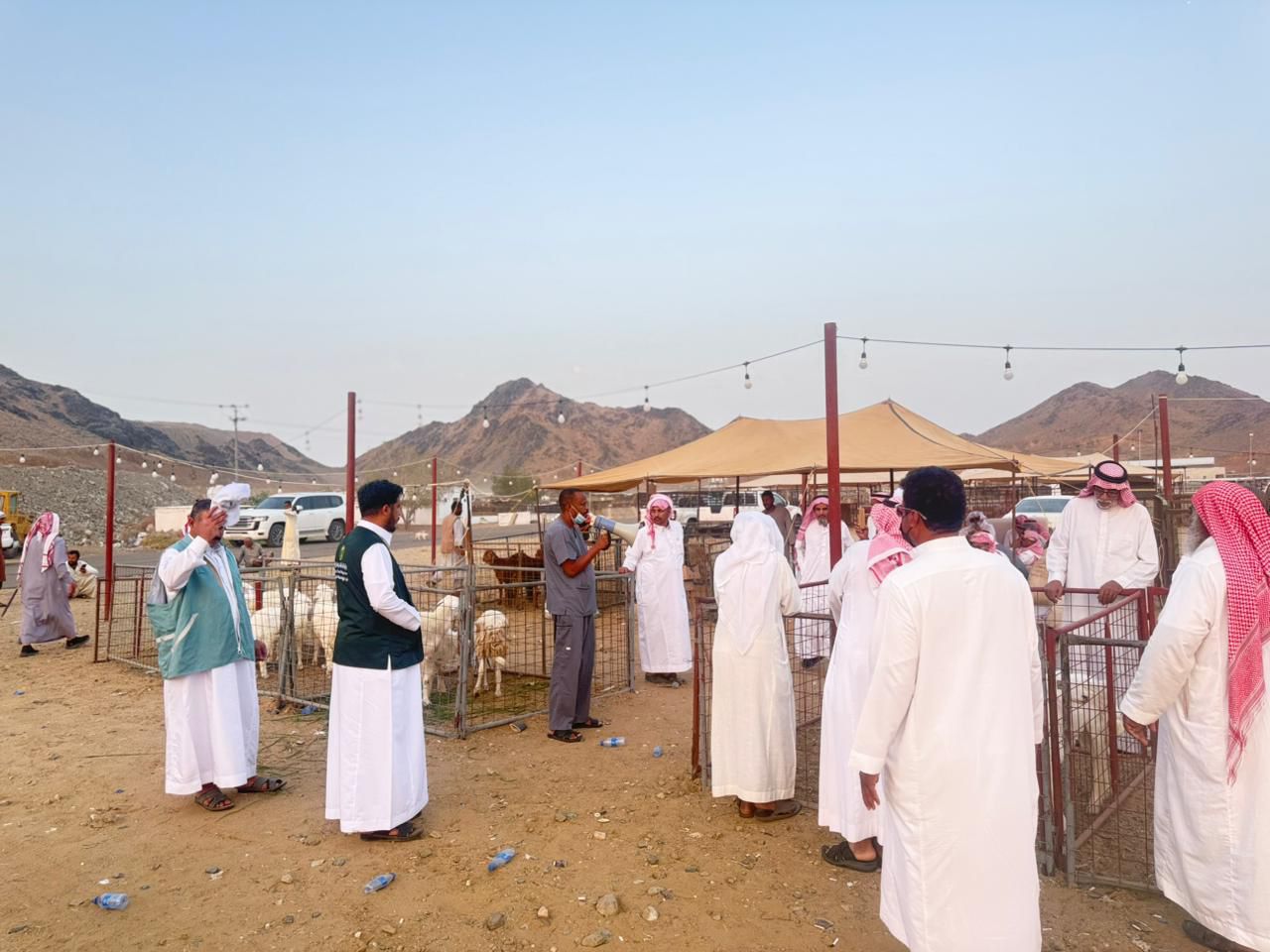 مبادرة استهدفت مرتادي أسواق النفع العام والراغبين في شراء الأضاحي، من خلال توعيتهم قام بها مكتب الوزارة بمحافظة الجموم