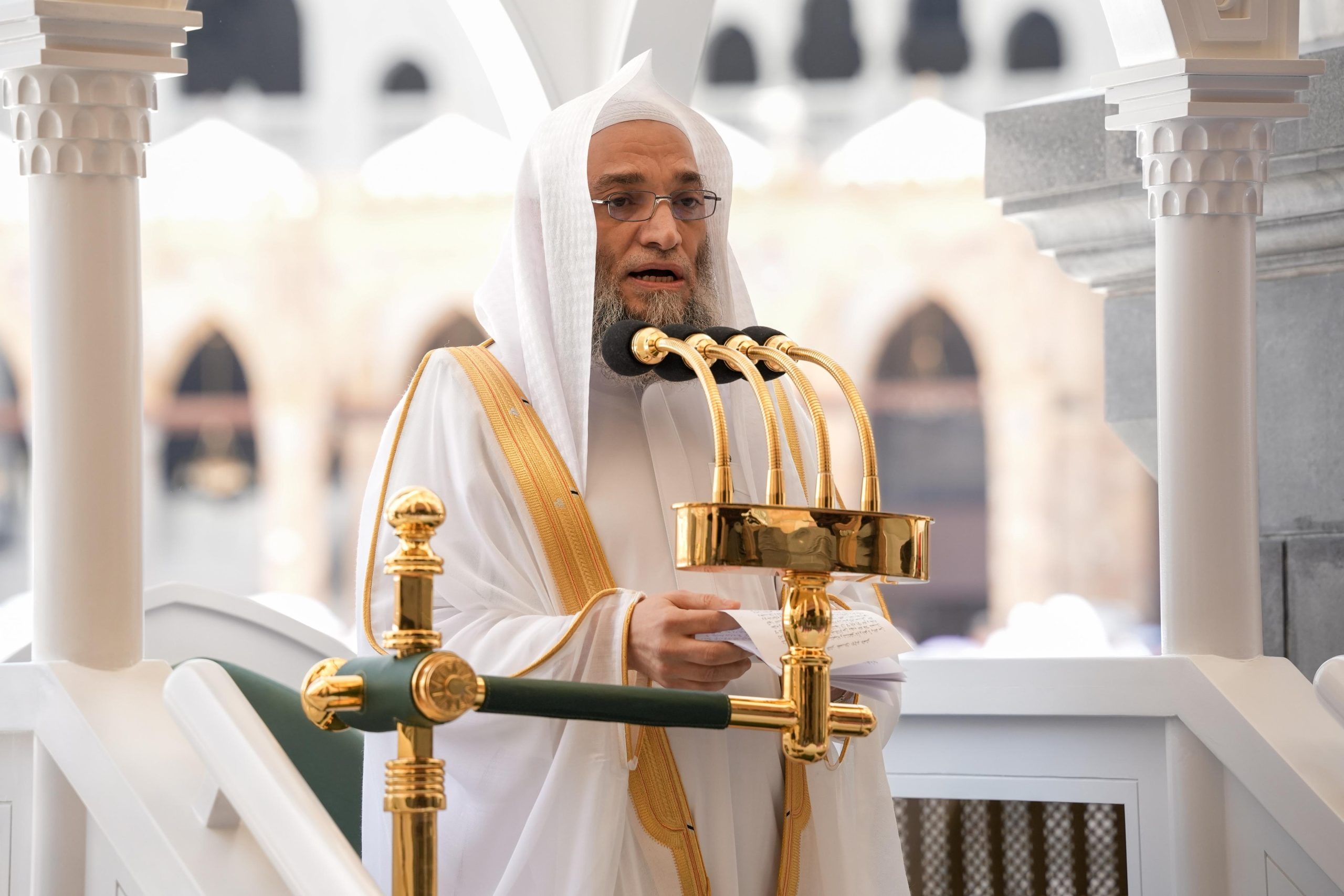 الغزاوي يؤم المصلين لصلاة الجمعة من المسجد الحرام
