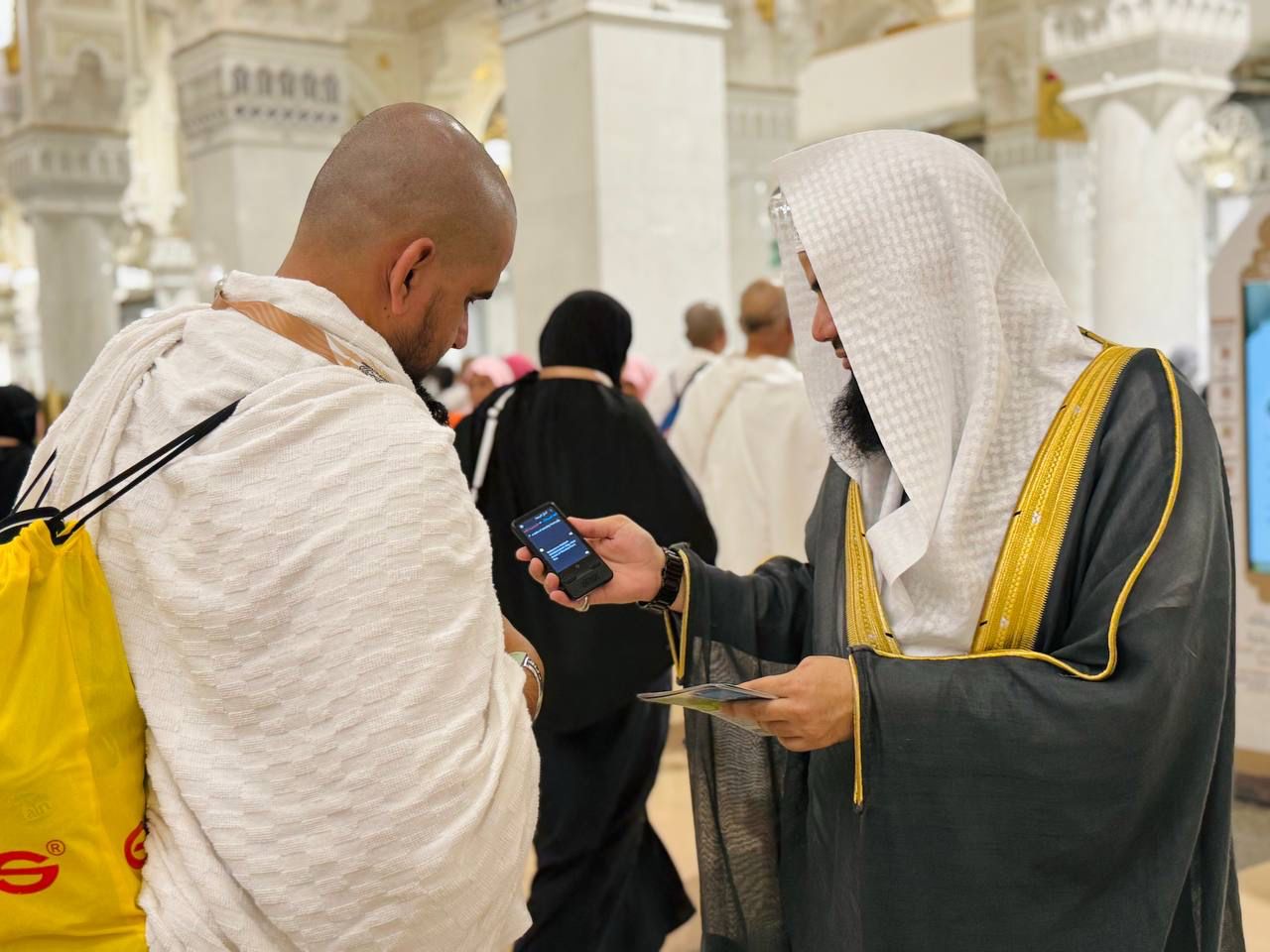 «بلغاتهم».. رئاسة الشؤون الدينية تعزّز خدمة الحجاج بجهاز الترجمة الفورية في الحرمين الشريفين