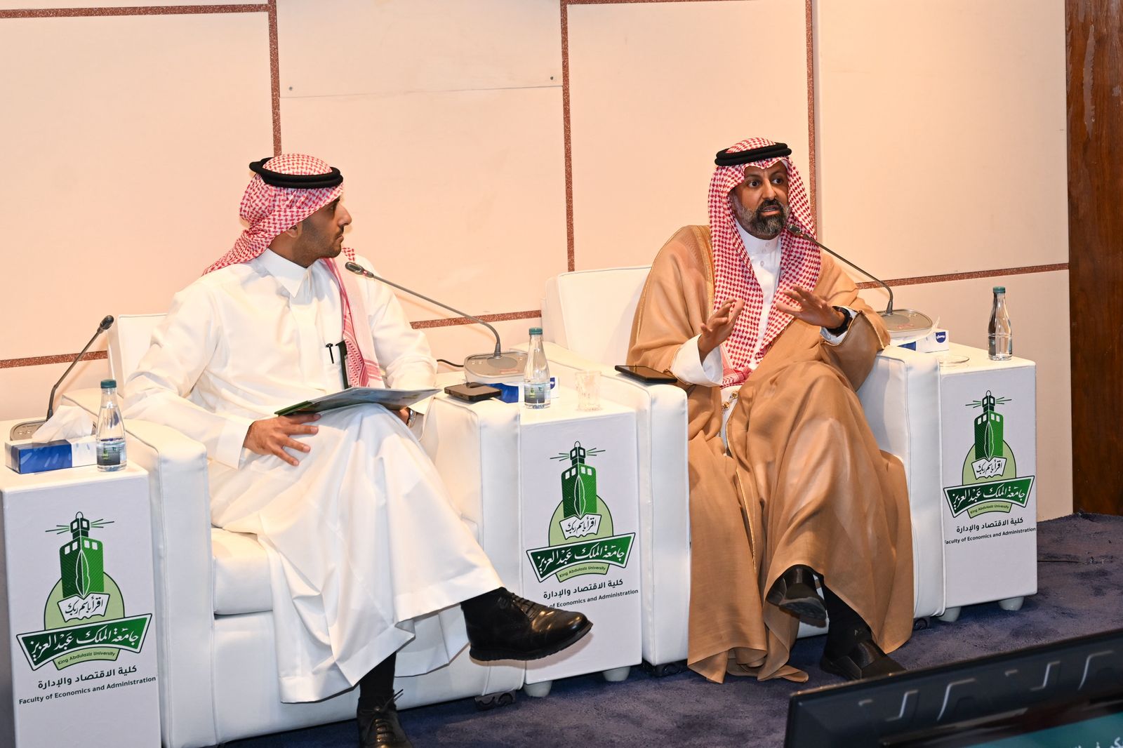 لقاء طاولة الحوار بكلية الاقتصاد والإدارة بجامعة الملك عبدالعزيز يستضيف رئيس هيئة السوق المالية