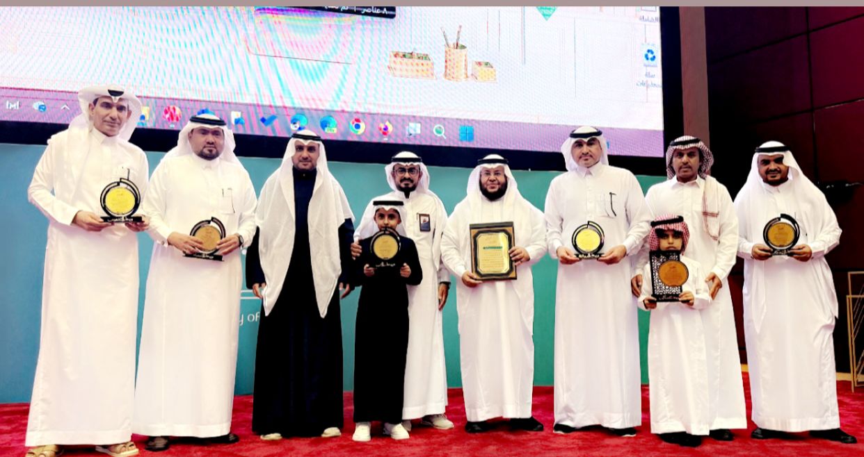 مدير عام تعليم جازان يكرّم مدرسة زيد بن الخطاب الإبتدائية بعد حصدها عددًا من الأوسمة والجوائز التعليمية