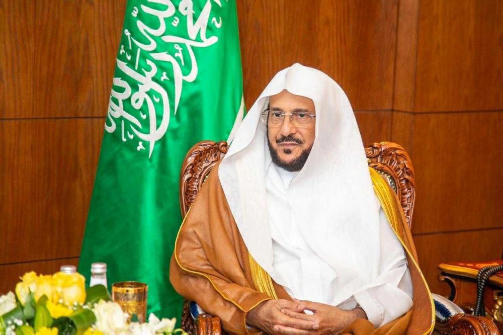 وزير الشؤون الإسلامية يوجّه بإقامة صلاة عيد الأضحى بعد الشروق بـ15 دقيقة ومتابعة الحالة الجوية