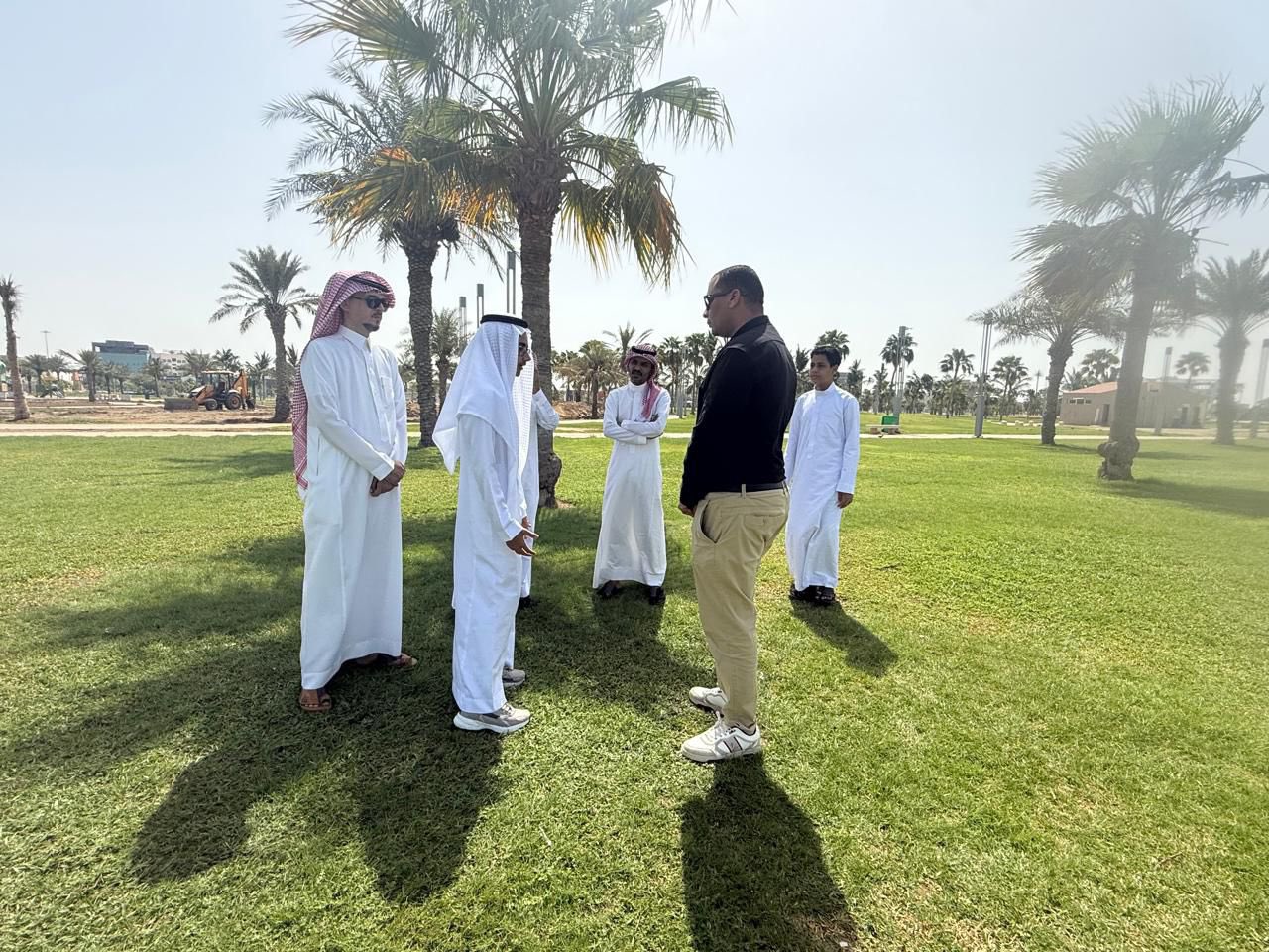 أمانة جازان تستضيف الطالب الباحث “فارس بكري” لدعم ثقافة التشجير والاستدامة البيئية