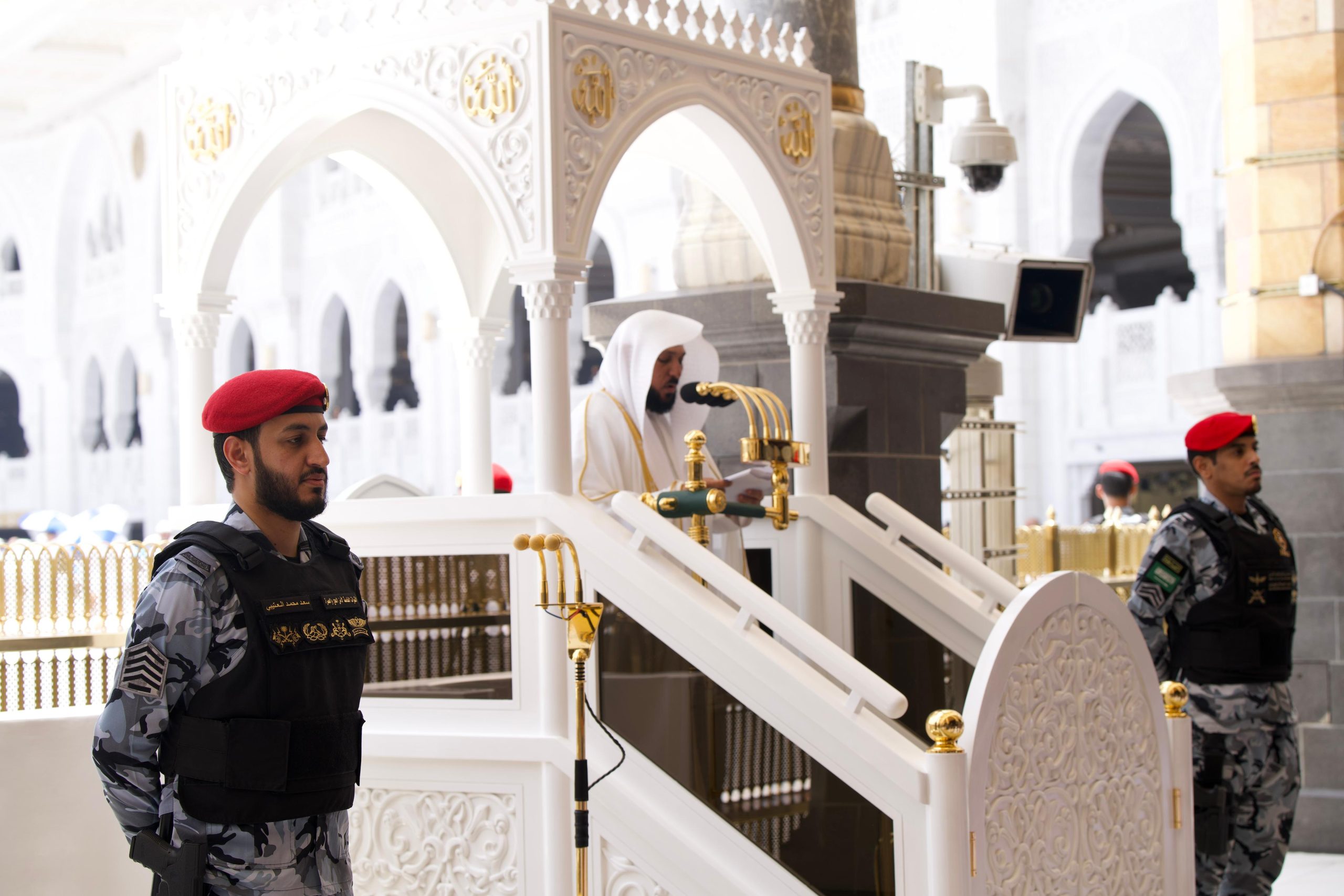 المعيقلي يؤم المصلين لصلاة الجمعة بالمسجد الحرام