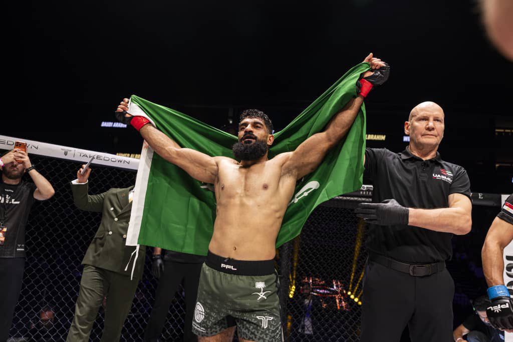 السعودي أحمد البراهيم يتألق بالضربة القاضية في “فخر العرب” بدبي