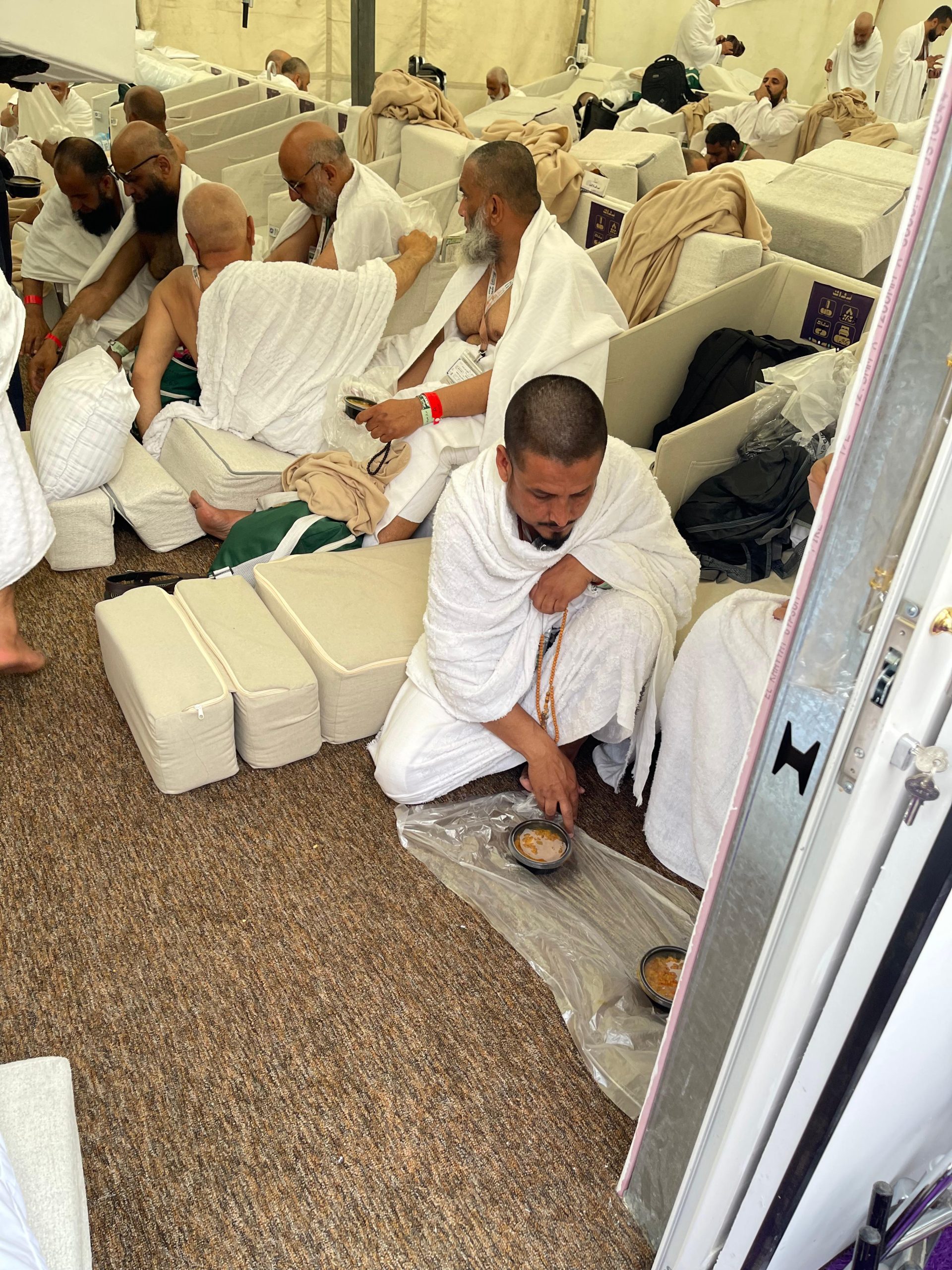 حجاج باكستان يلهجون بالشكر والدعاء للقيادة الرشيدة -حفظها الله – بما وجدوه من تسهيلات كبيرة في يوم التروية بمشعر منى