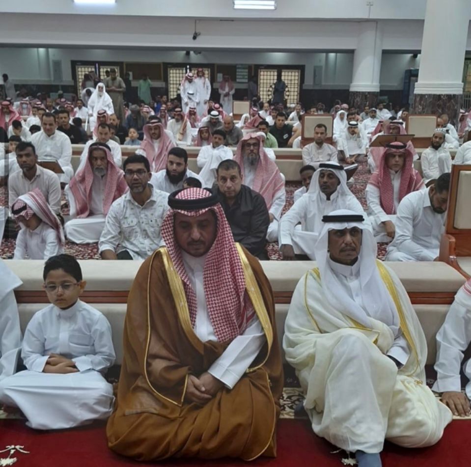 وكيل محافظة المخواة يتقدم جموع المصلين في صلاة عيد الأضحى بجامع الإمام البخاري 