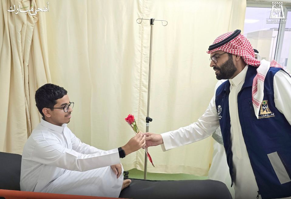 بلدية محافظة المخواة تنفذ مبادراتها المجتمعية  بزيارة المرضى والمنومين بمستشفى المخواة العام