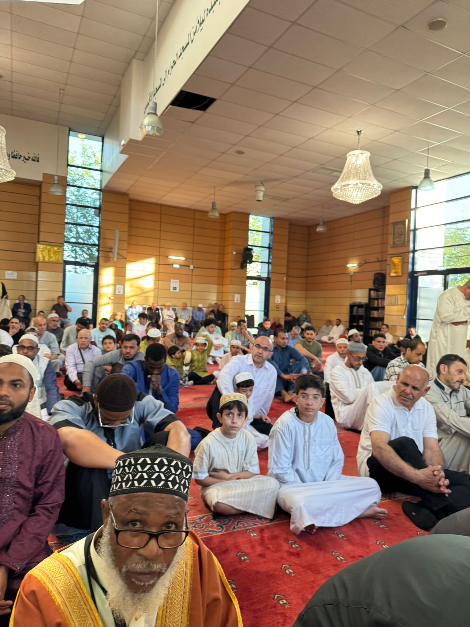 المسلمون يؤدون صلاة عيد الأضحى المبارك في المركز الثقافي الإسلامي بمدينة درانسي شمال باريس في فرنسا