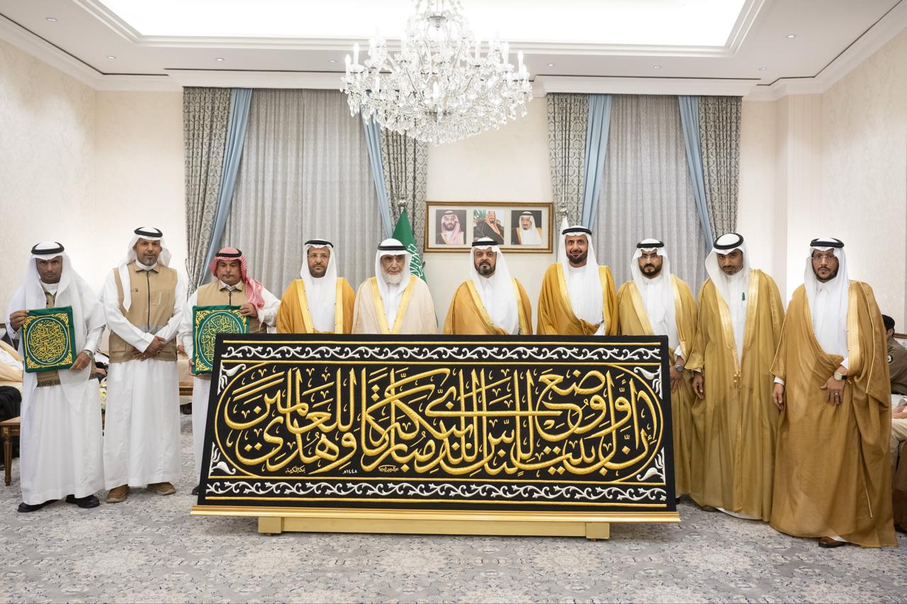 نيابةً عن خادم الحرمين الشريفين.. نائب أمير منطقة مكة المكرمة يسلّم كسوة الكعبة المشرفة لسدنة بيت الله الحرام