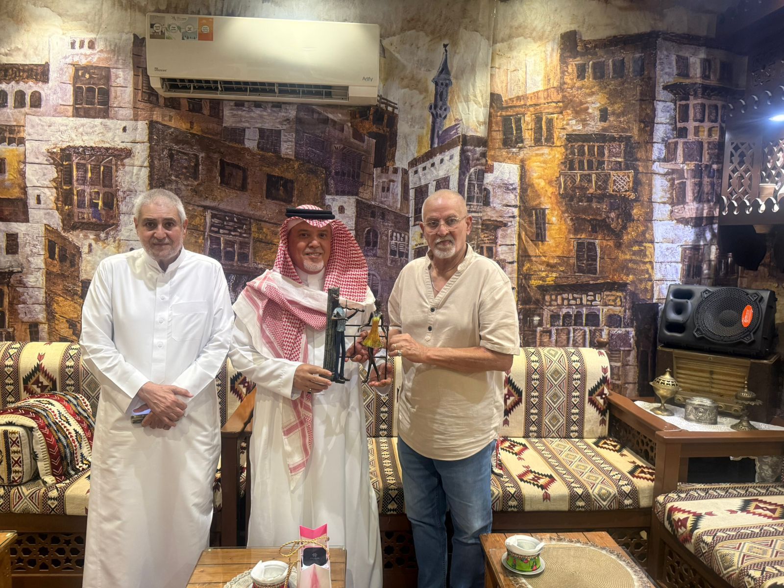 فهد الحاشدي يكرم الفنان النحات الدولي ممدوح باناجه