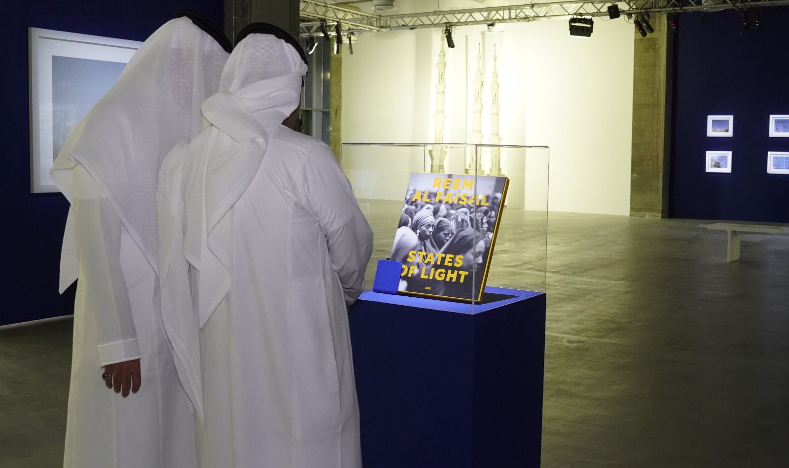 ريم الفيصل توقع كتابها الجديد “بمساحة وصل الفنية” .