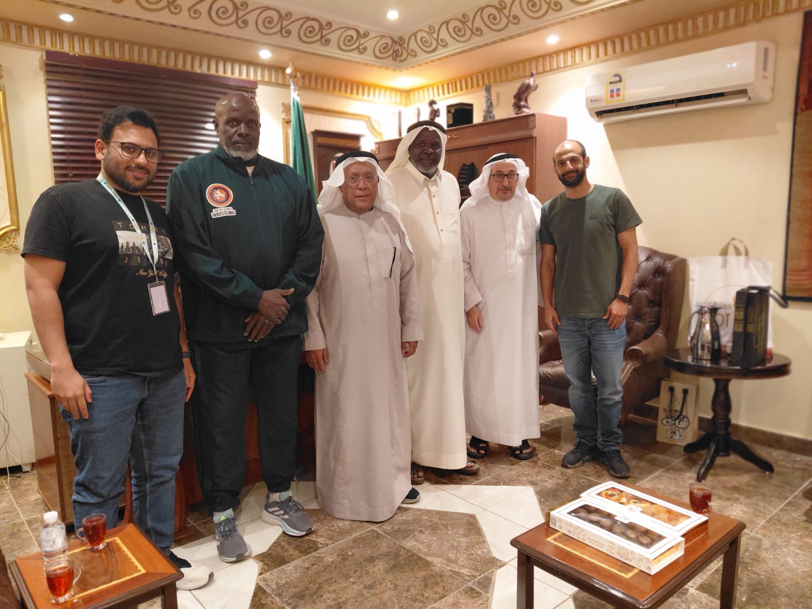 رئيس الإتحاد العربي للإعلام الإلكتروني فرع السعودية يكرم بطل العالم في المصارعة الرومانية البطل نبيل هوساوي