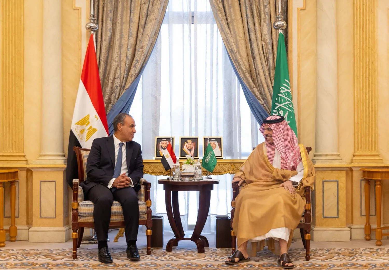 وزير الخارجية يبحث مع نظيره السعودي العلاقات الثنائية والتطورات الإقليمية
