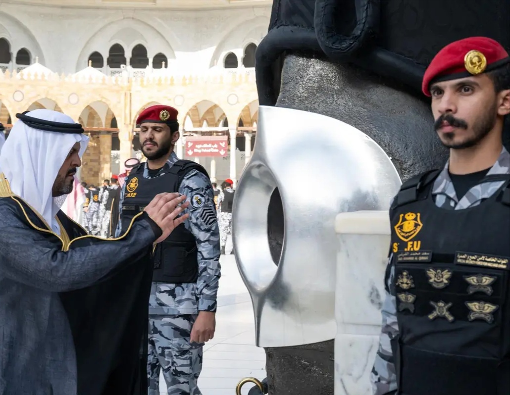 الأمير سعود بن مشعل بن عبدالعزيز يقوم بغسل الكعبة المشرفة نيابة عن الملك سلمان بن عبد العزيز