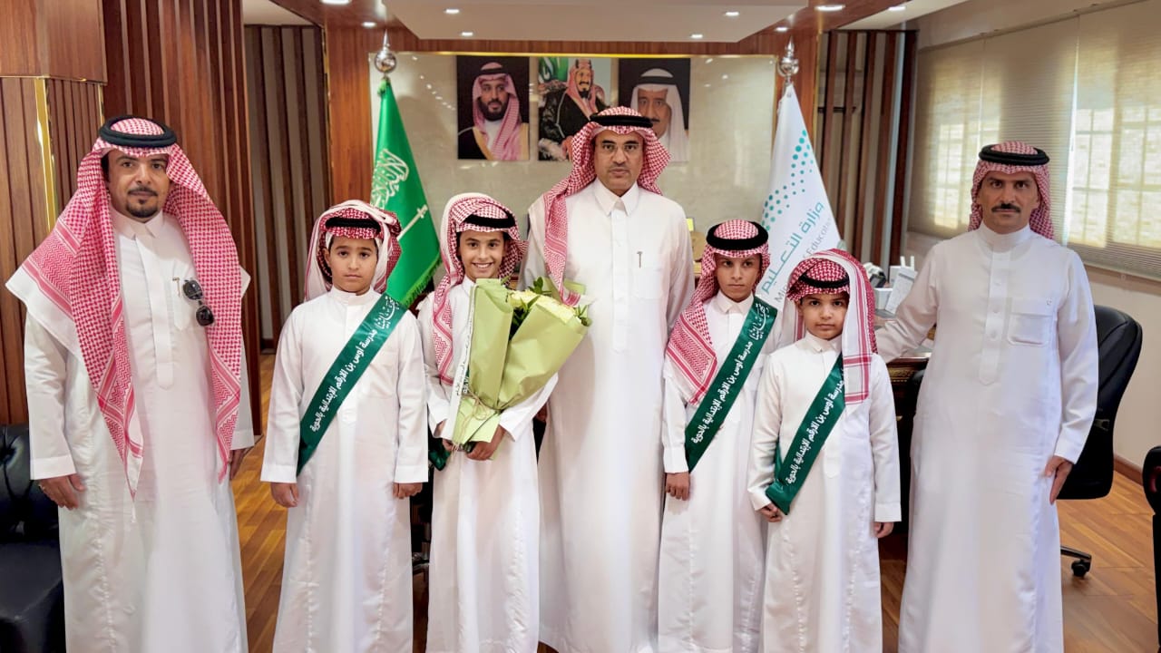 مدير تعليم الطائف يطلع على مبادرات طلاب مدرسة أوس بن الأرقم الابتدائية 