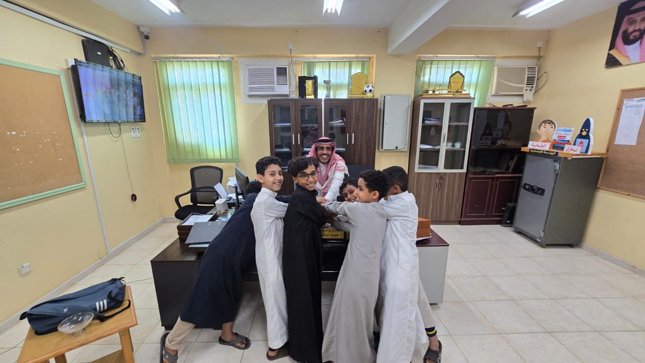 أول مجمع تعليمي بالمملكة ينجح في توطين هندسة الأوامر.. العميرية والخرادلة بجازان يصنع نموذجًا وطنيًا للتحول الرقمي.