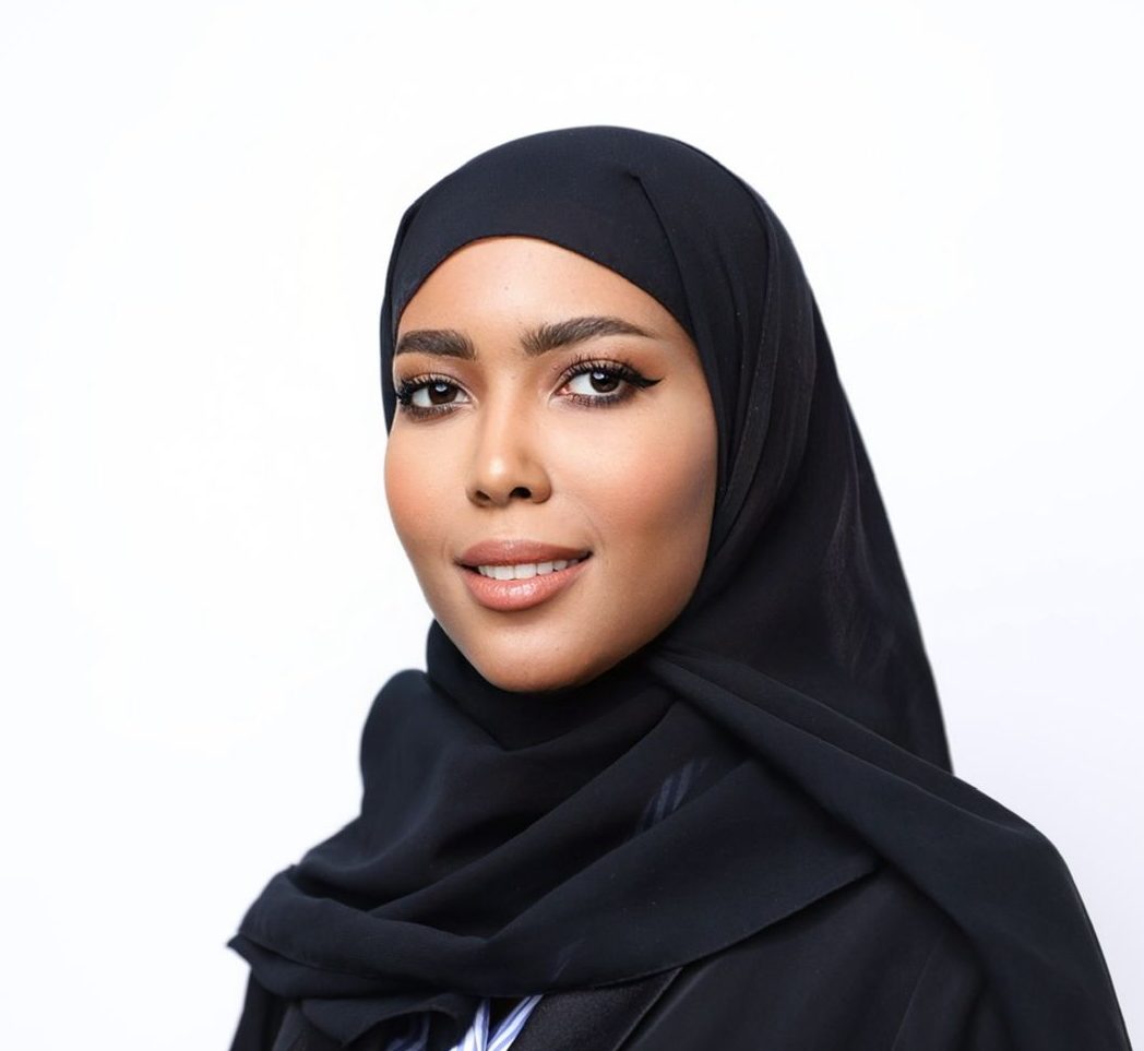 يسرا المخيني في ضيافة مجلس الحكواتي … من هواية التصوير إلى تأسيس «يسرا استديو»… حكاية شغفٍ وإصرار